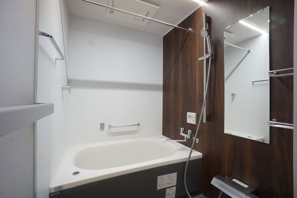 غرفة بسريرين منفصلين وسرير بطابقين مع أريكة، WIRES HOTEL James zaka 4/5