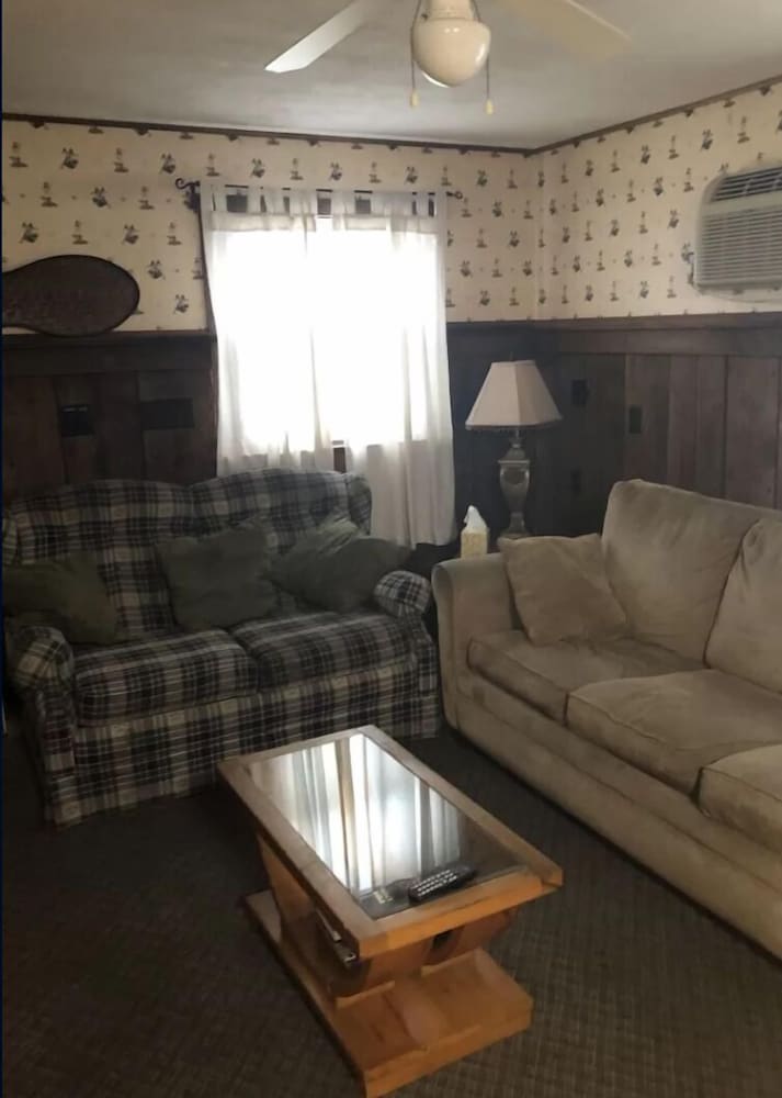 Colonial Motel 15/24