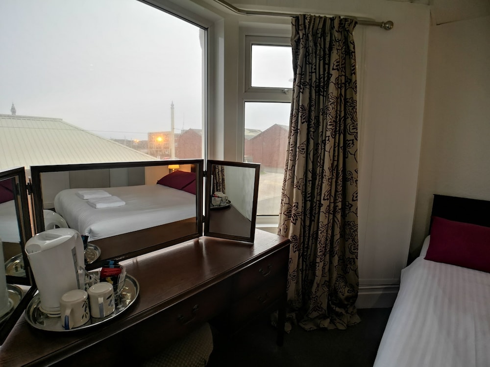 Aunties Coliseum Hotel 46/50