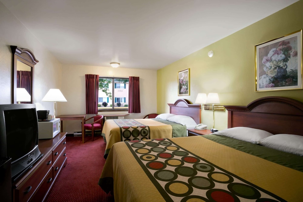 Super 8 by Wyndham Eau Claire WI 8/20
