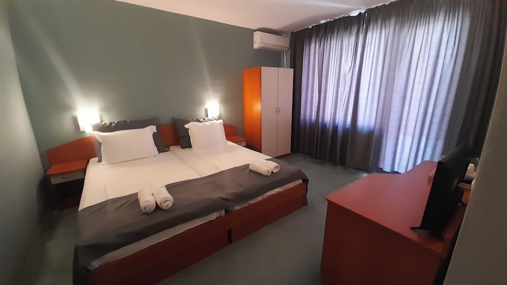 COMFORT, TWIN BEDS