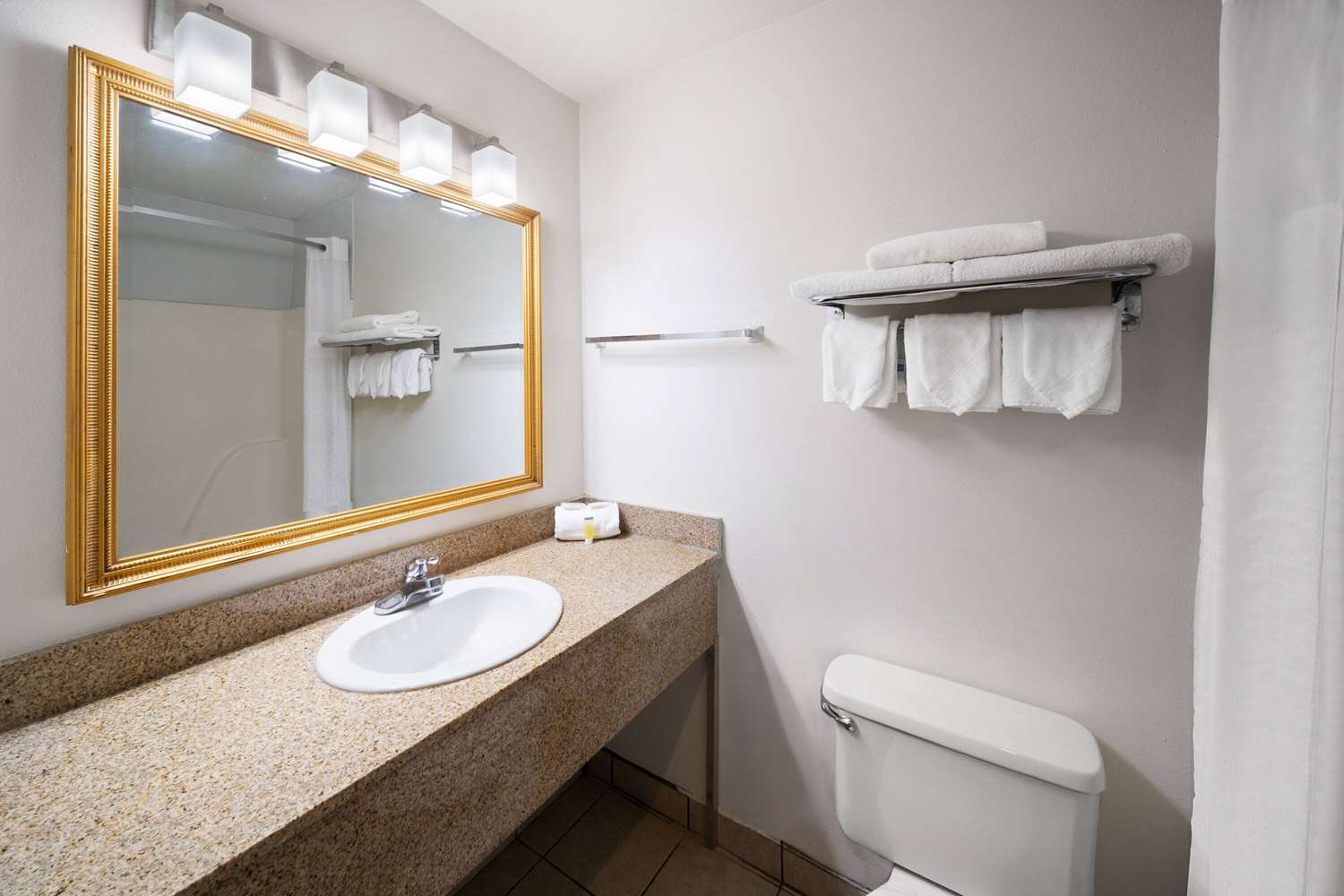 Days Inn By Wyndham Biloxi Beach 31/32