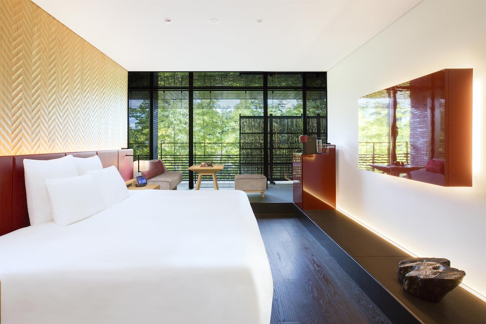 DELUXE, KING BED