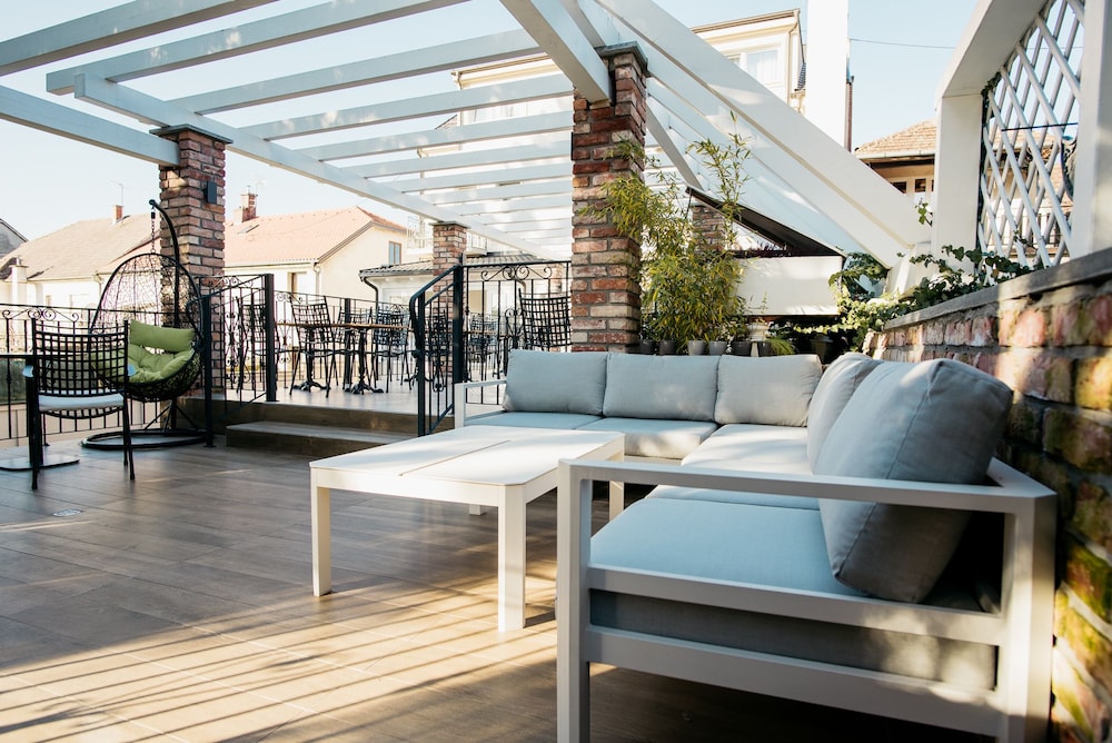 Sundial Garden Rooms 38/42