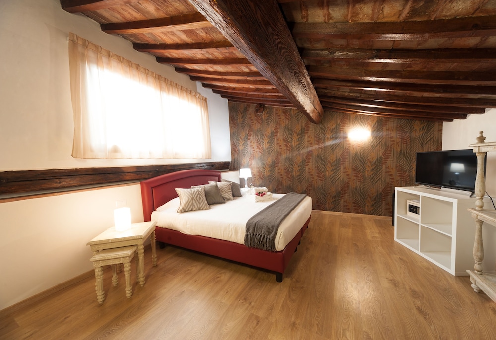 BASIC, DOUBLE BED, EXTERNAL BATHROOM