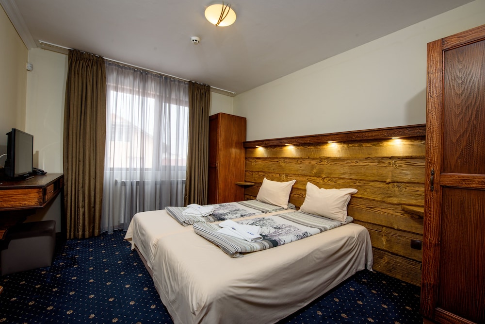ROOM, DOUBLE OR TWIN BED