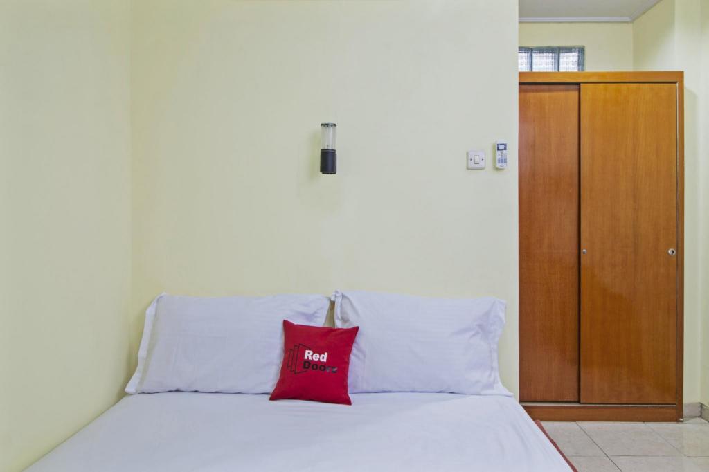 Reddoorz Plus Near Ciputra World Kuningan 2 25/50