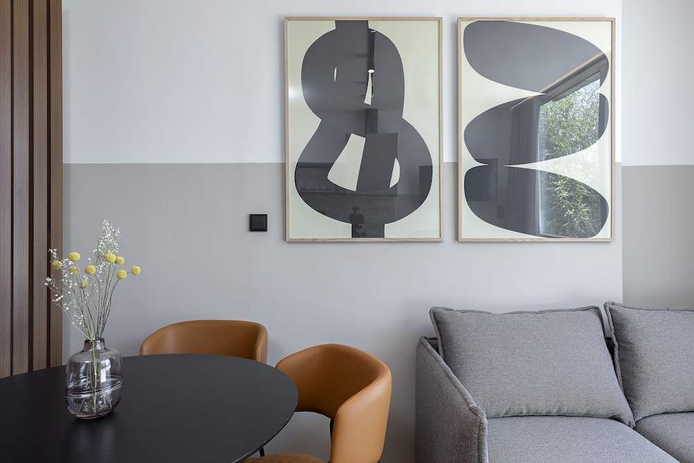 The Athenians Art Apartments 26/50
