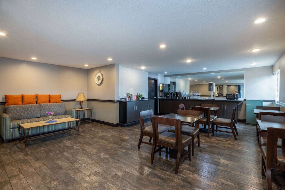 Travelodge by Wyndham Brooklyn Center 34/48