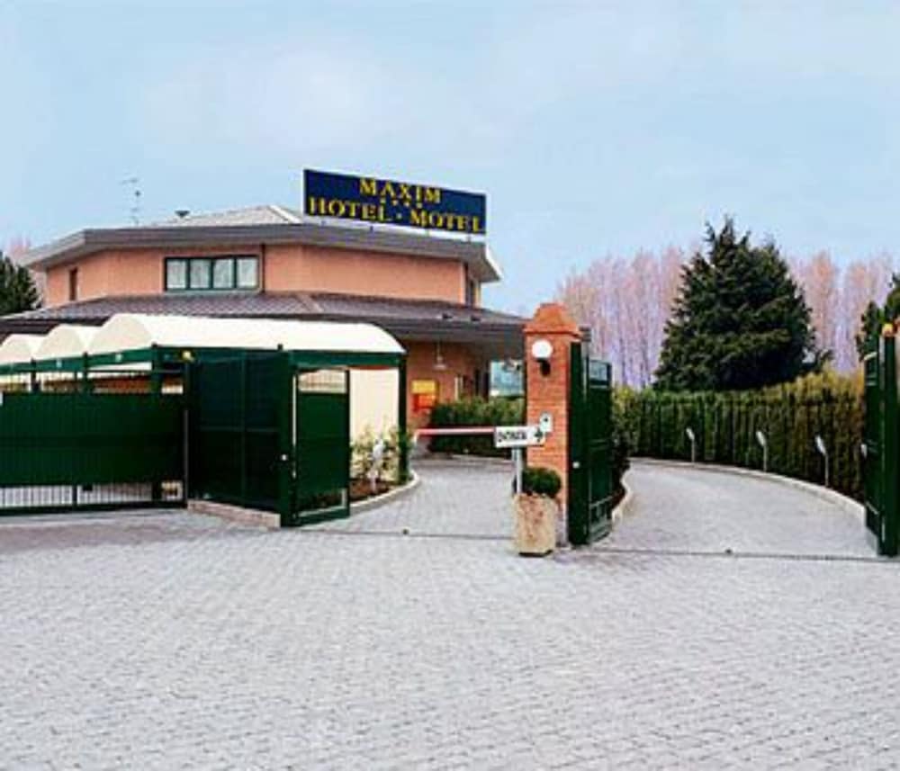 Maxim Hotel 2/40
