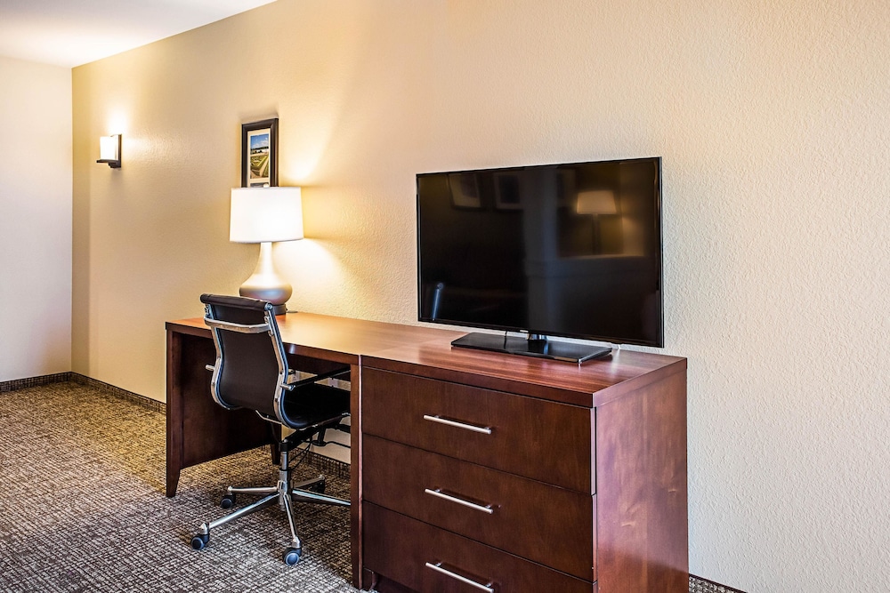 Comfort Inn and Suites Niagara Falls Blvd USA 24/36