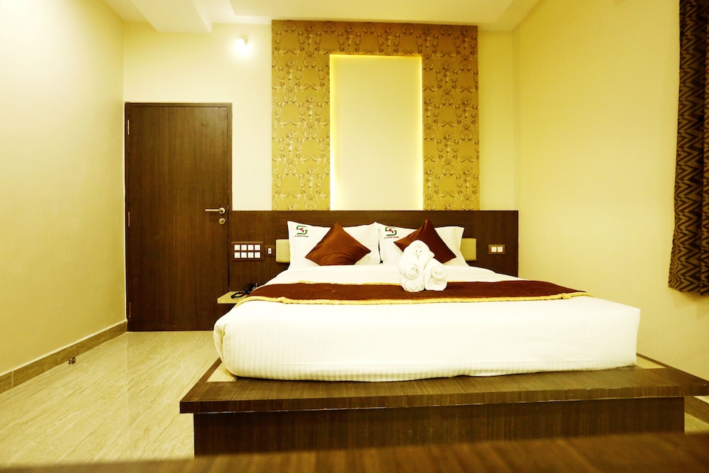 BUSINESS, QUEEN BED, CITY VIEW, ACCESSIBLE