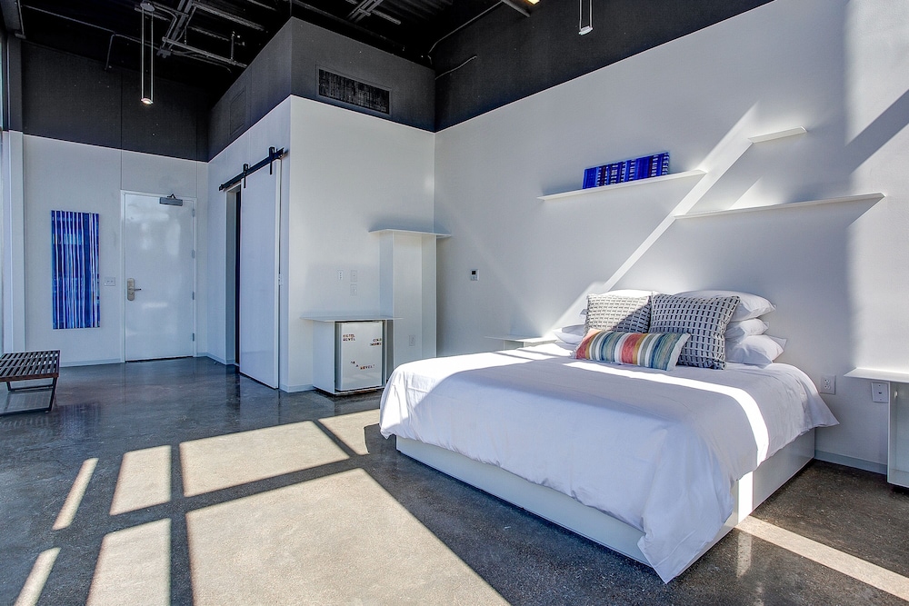 Hotel Revel 18/48