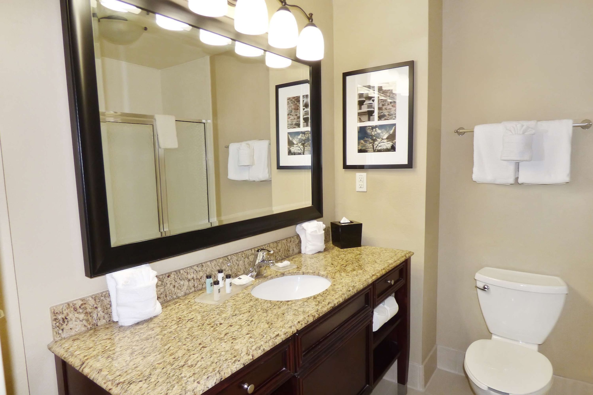 جناح بسريرين كوين بغرفة نوم واحدة مع أريكة، Country Inn & Suites by Radisson, Port Orange-Daytona, FL 5/6