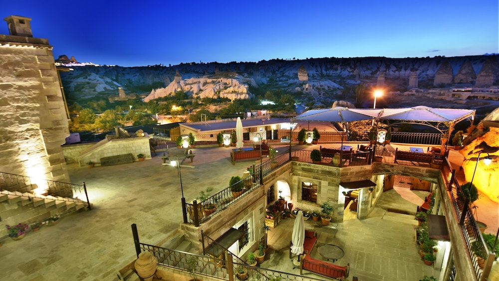 Harman Cave Hotel 74/78