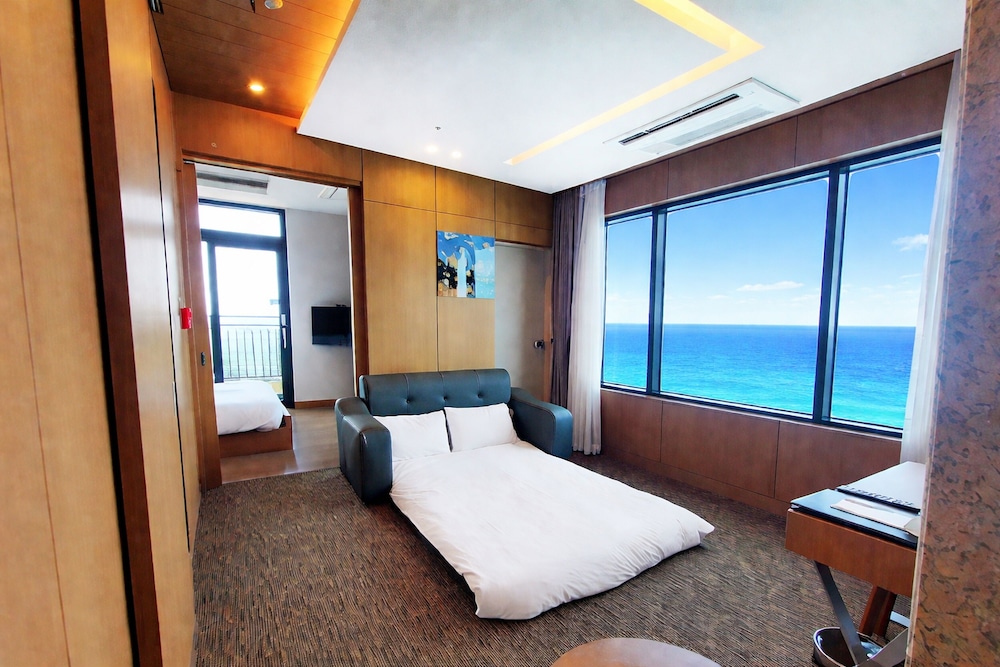 FAMILY SUITE, JUNIOR SUITE, PANORAMIC OCEAN VIEW, CORNER