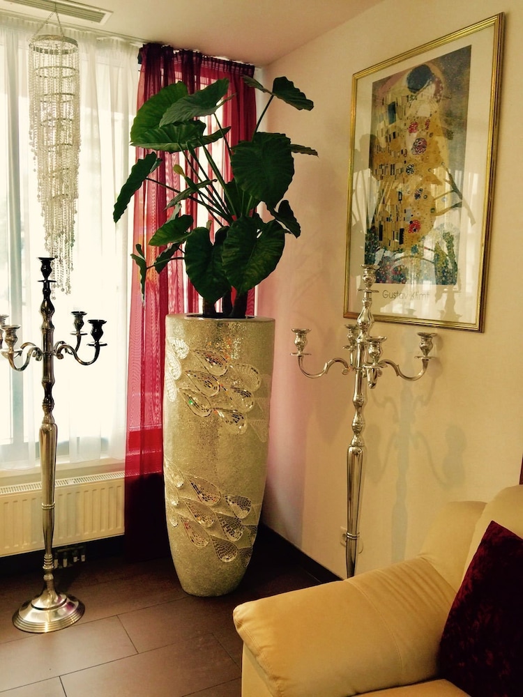 A T Holiday Hostel Wien 33/77