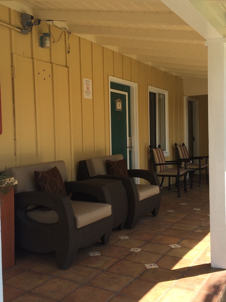 Oasis Inn & Suites 22/50
