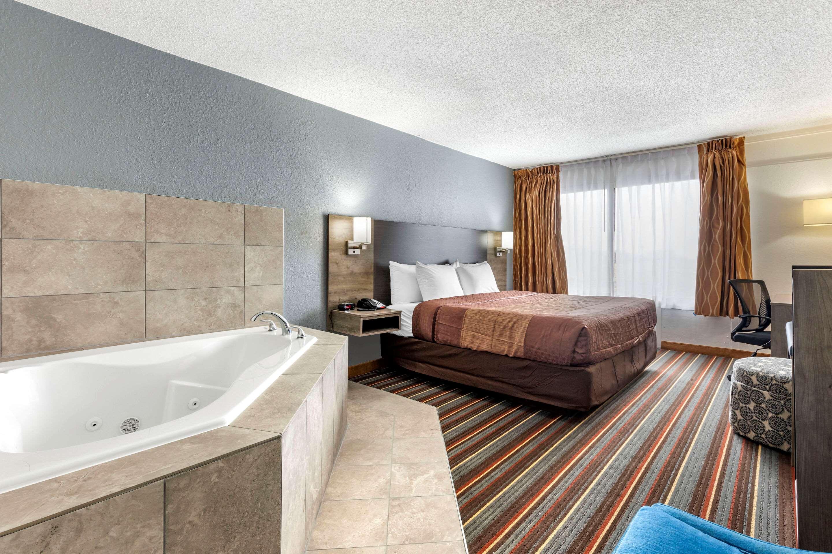 غرفة بسرير كينج، Quality Inn and Suites Sulphur Springs TX 2/4