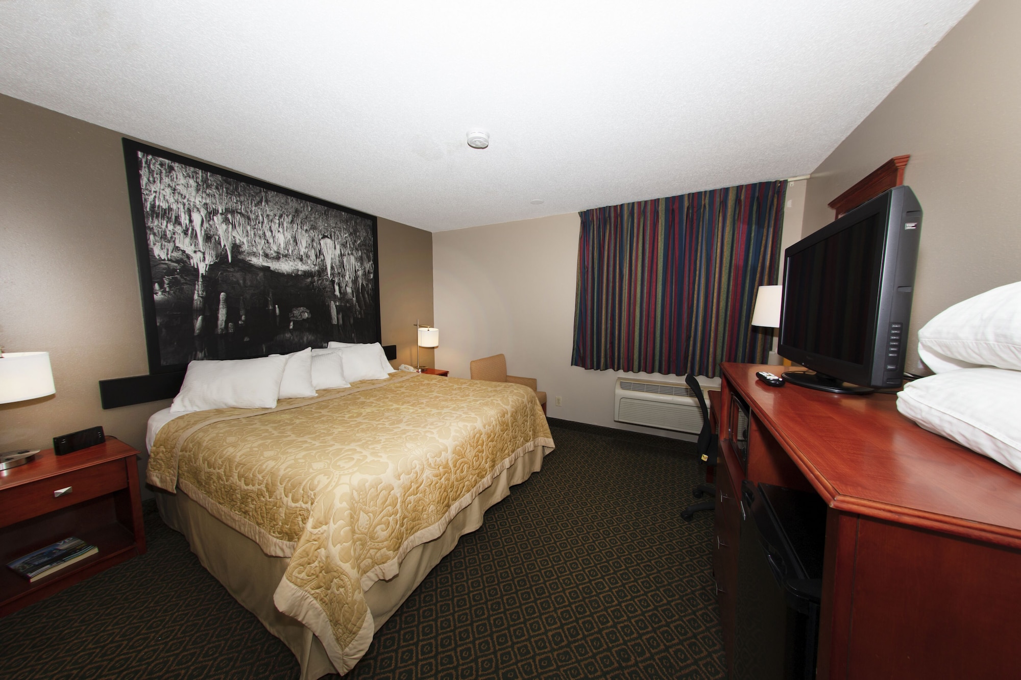 غرفة قياسية بسرير كينج، Super 8 By Wyndham St Charles 3/5