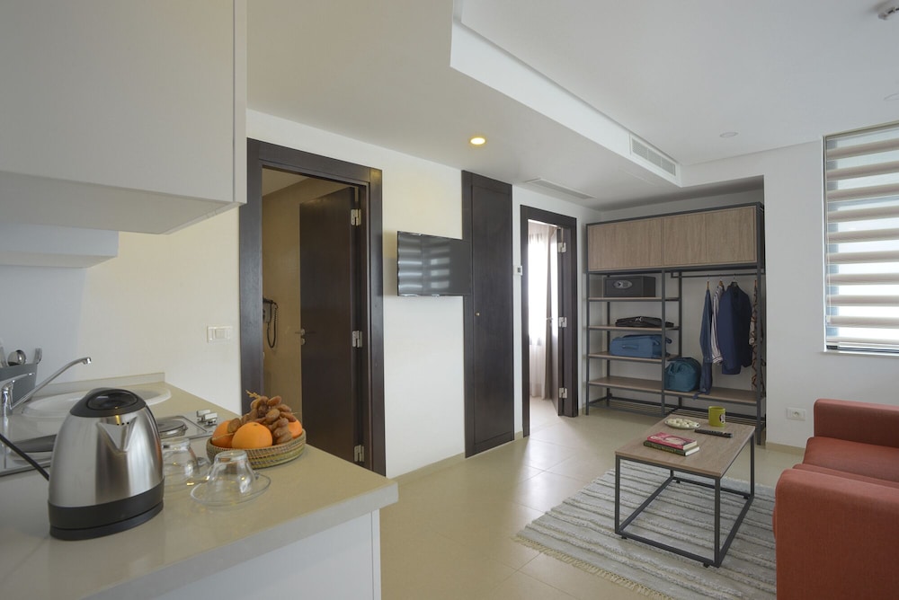Maia Hotel Suites 34/44