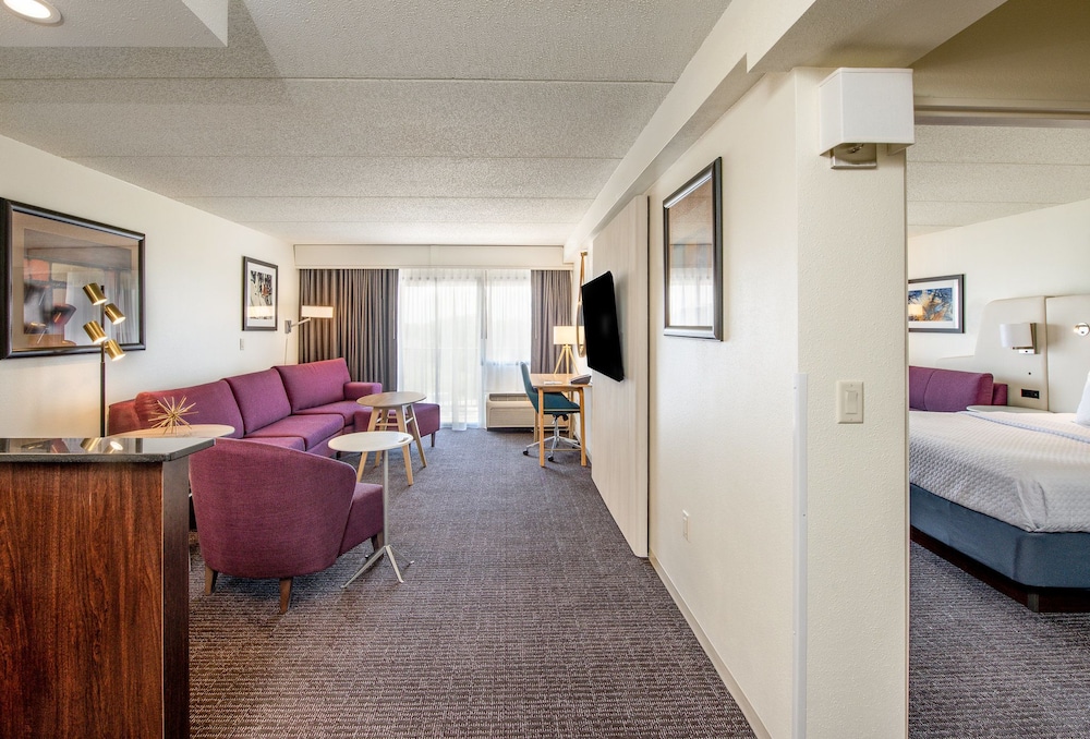 CROWNE PLAZA MILWAUKEE AIRPORT 37/81