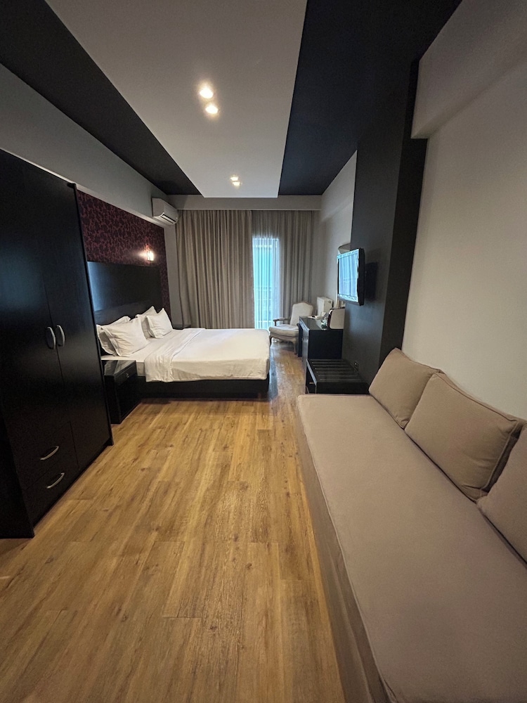 غرفة ثلاثية بسرير مزدوج وسرير بطابقين، Areos Hotel 3/7