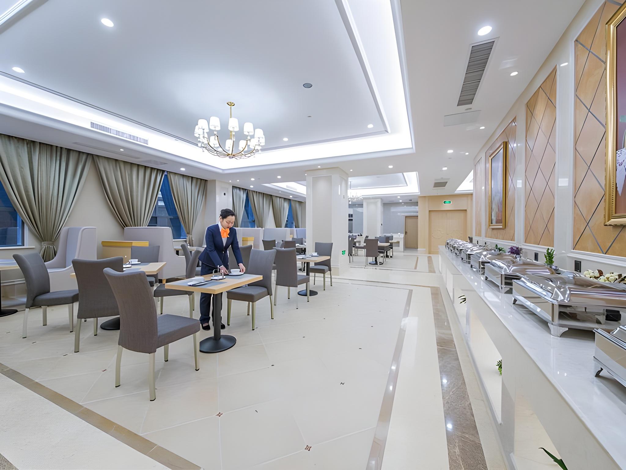 Vienna International Hotel (Huanggang Normal College Ruitian Plaza) 30/39