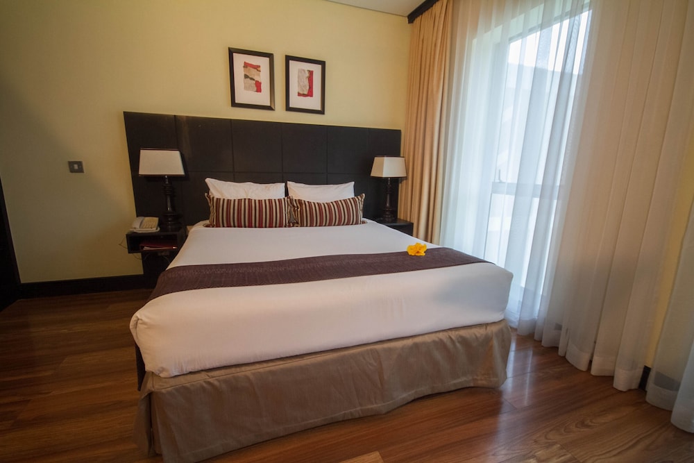 EXECUTIVE, SUITE