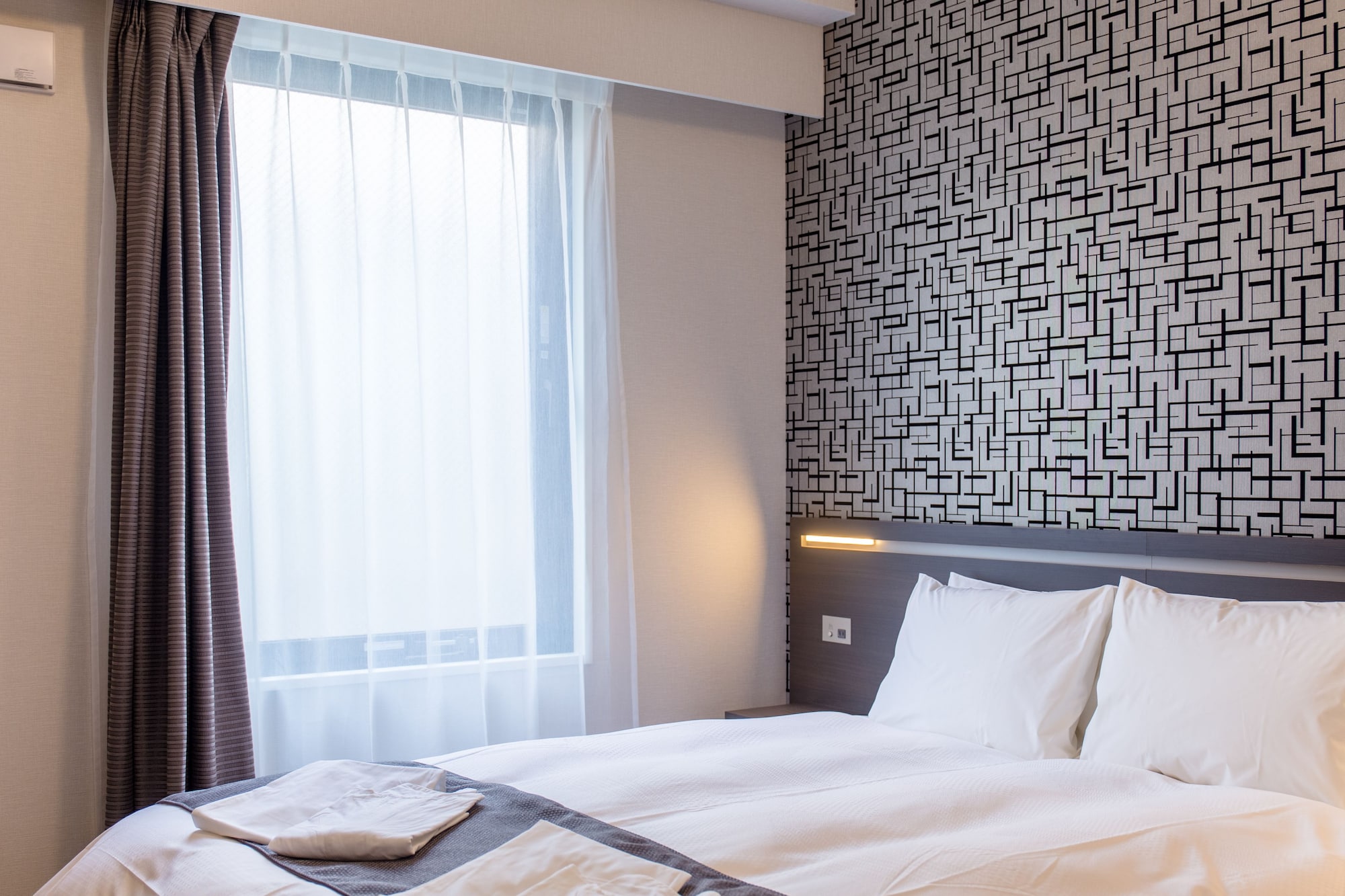 ROOM, QUEEN BED