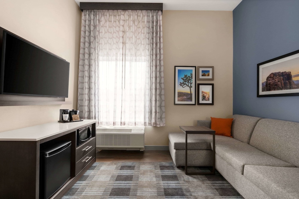La Quinta Inn & Suites by Wyndham San Bernardino 35/45