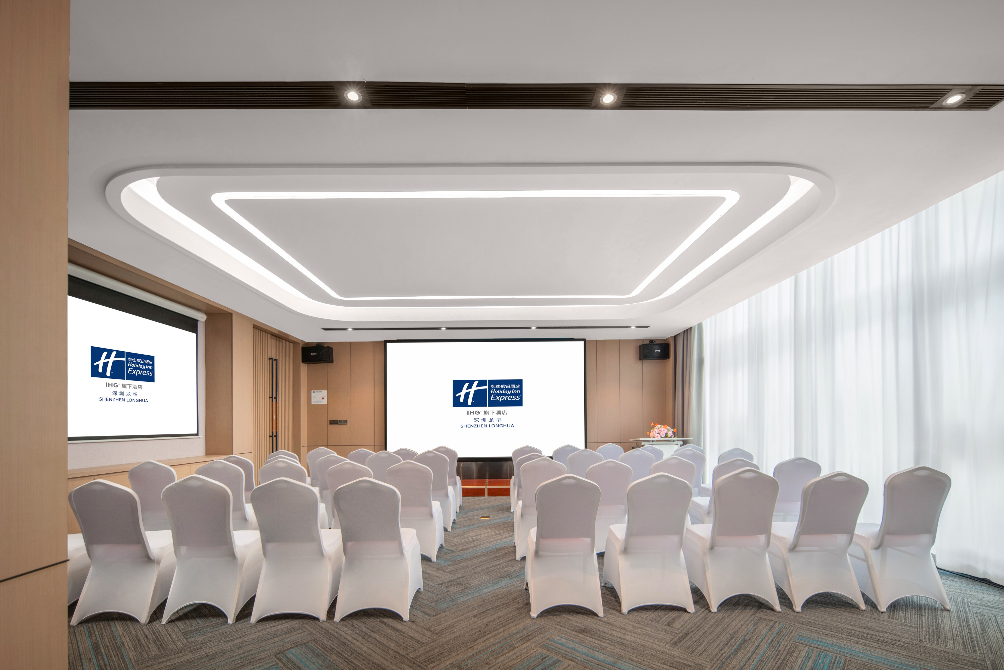 Holiday Inn Express Shenzhen Longhua 68/77
