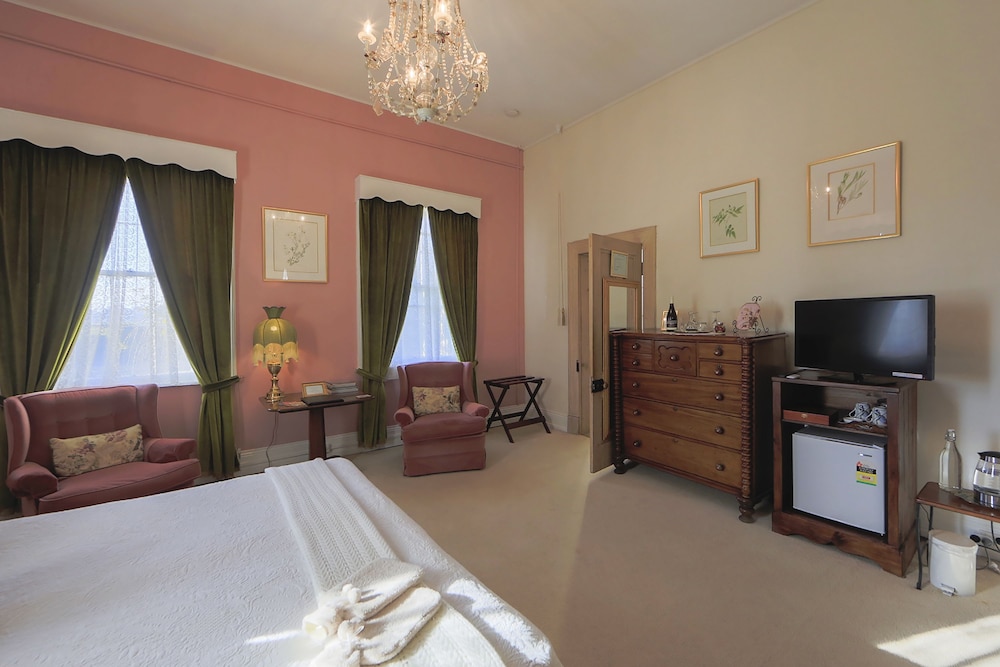THE RACECOURSE INN 11/50