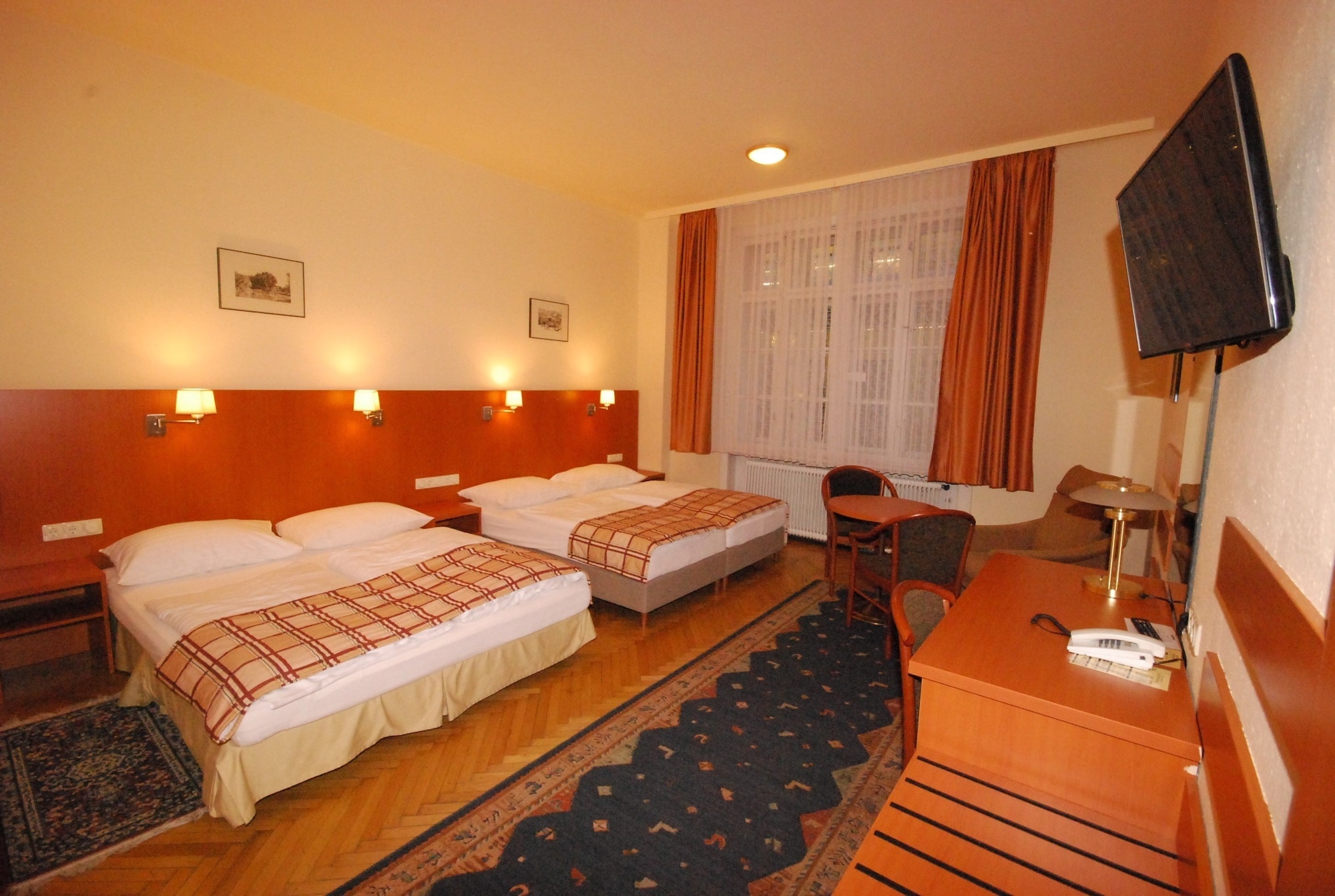 Family, Double and Twin Beds, Hotel Continental 4/9