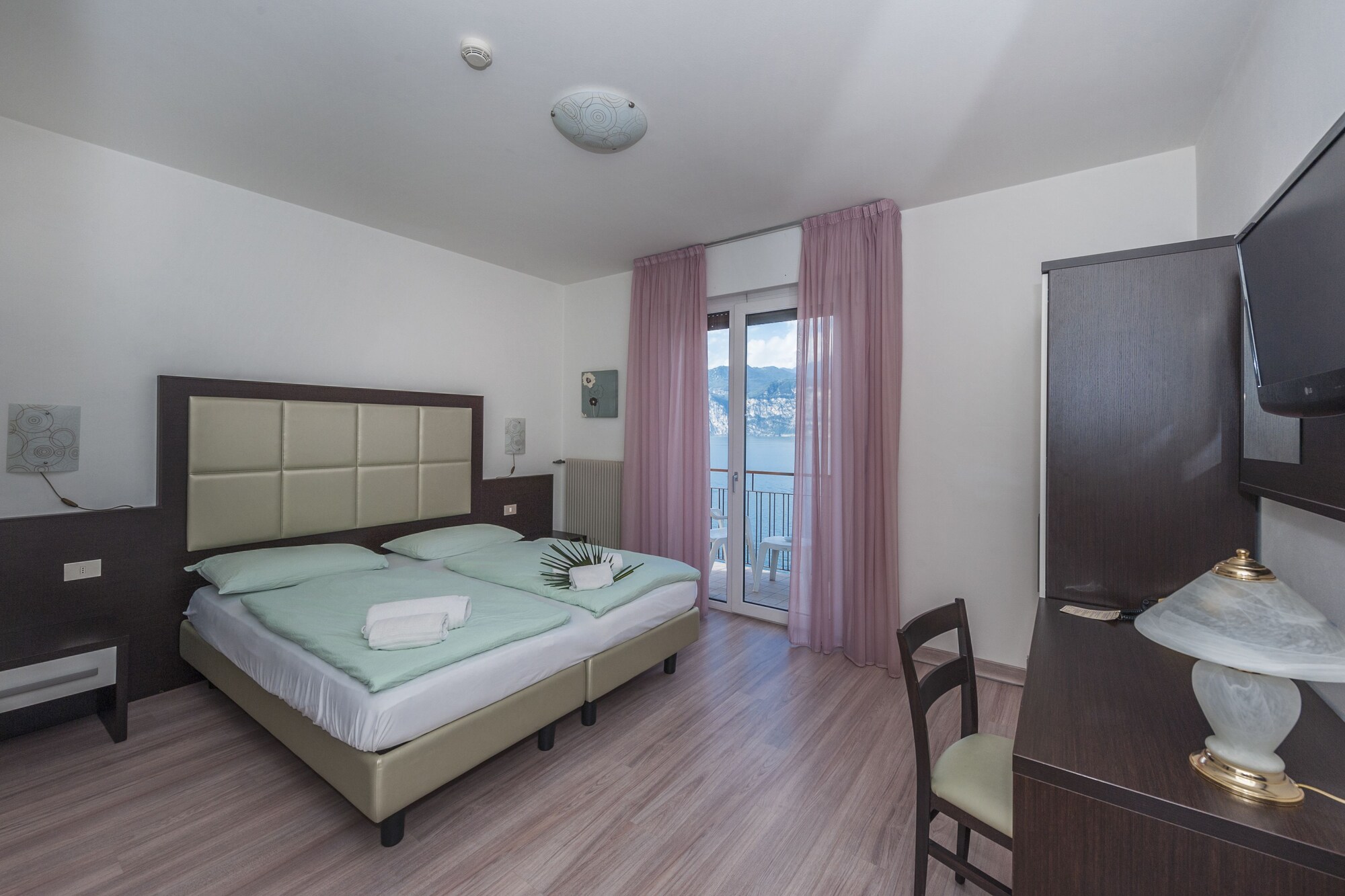 ROOM, DOUBLE OR TWIN BED, LAKE VIEW