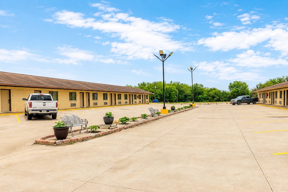 Freer Executive Inn and Studios by OYO 31/44