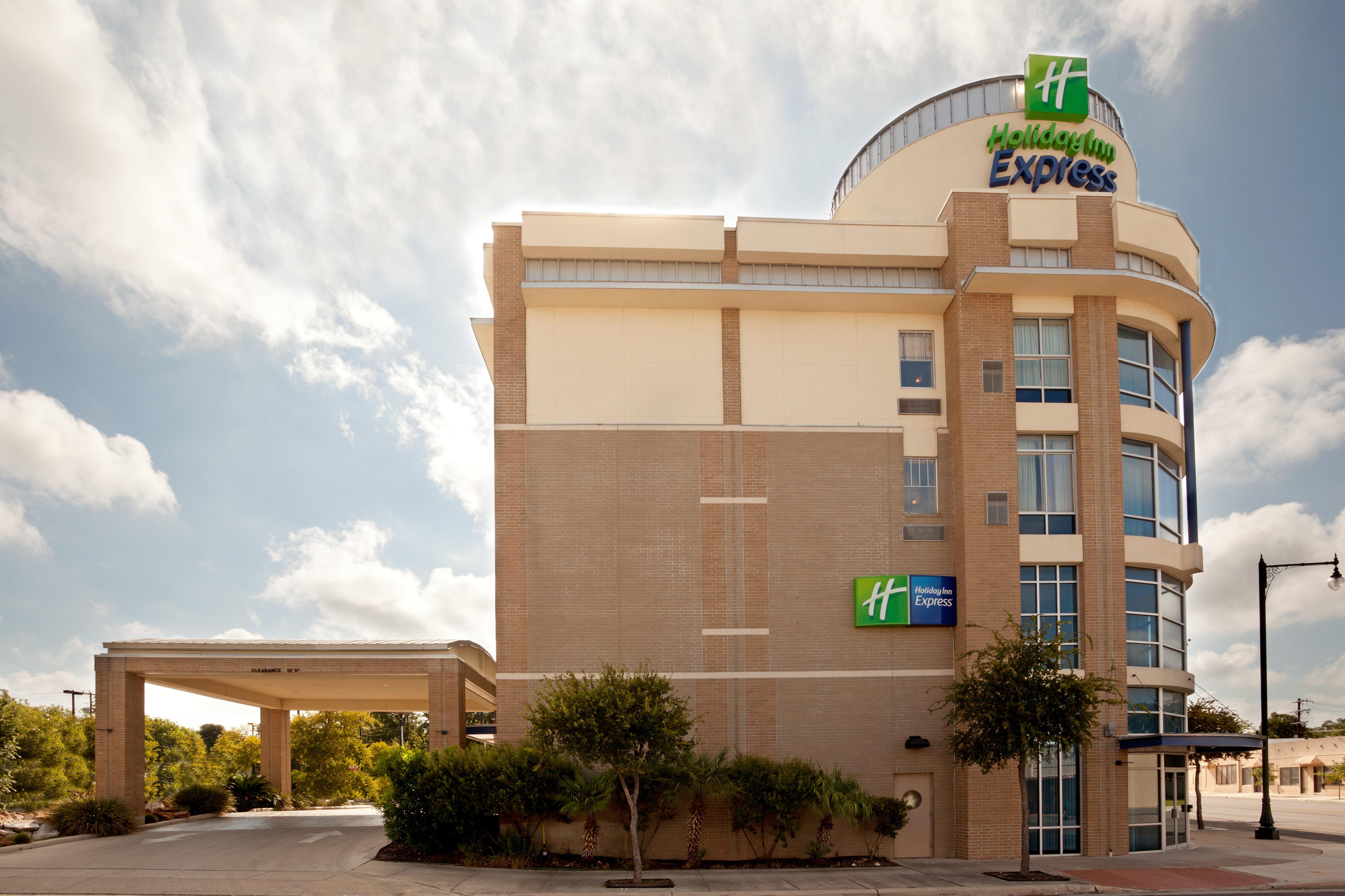 Holiday Inn Express & Suites San Antonio Rivercenter Area, an IHG Hotel 2/50