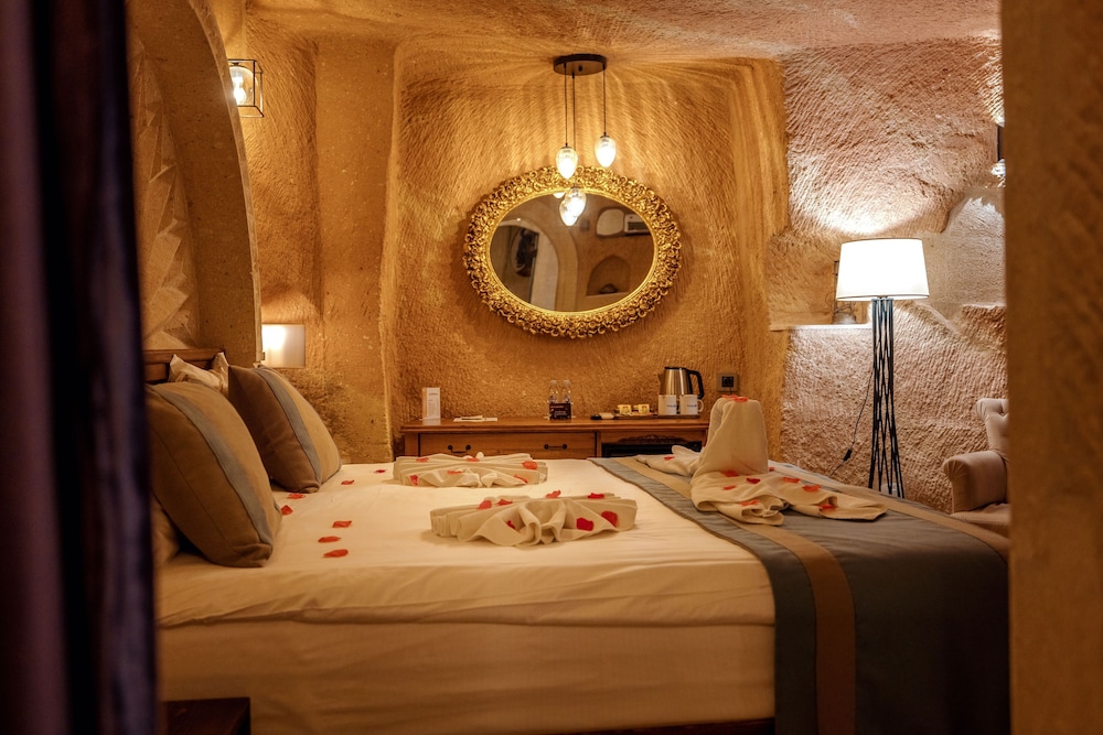 Misty Cave Hotel 24/50