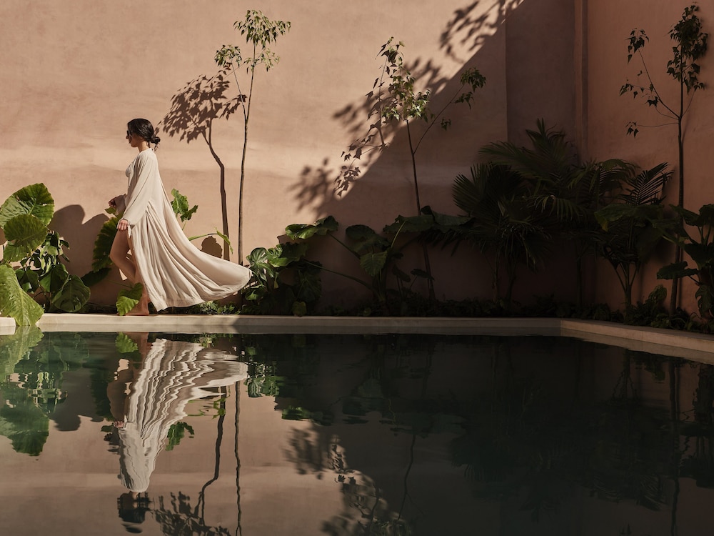 Domus Blanc Boutique Hotel 53/60
