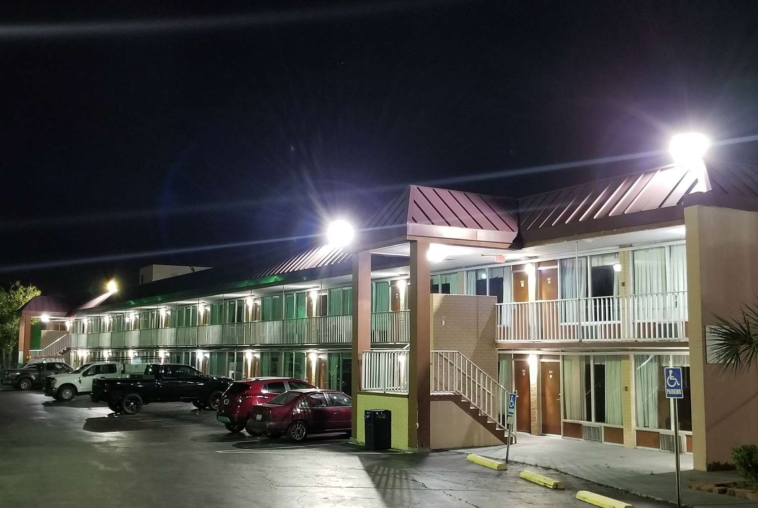 Days Inn and Suites by Wyndham Charleston Airport West 13/13