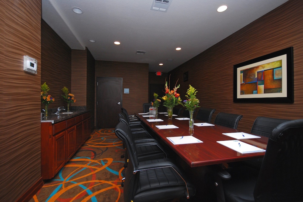 Holiday Inn Express Gonzales 28/29