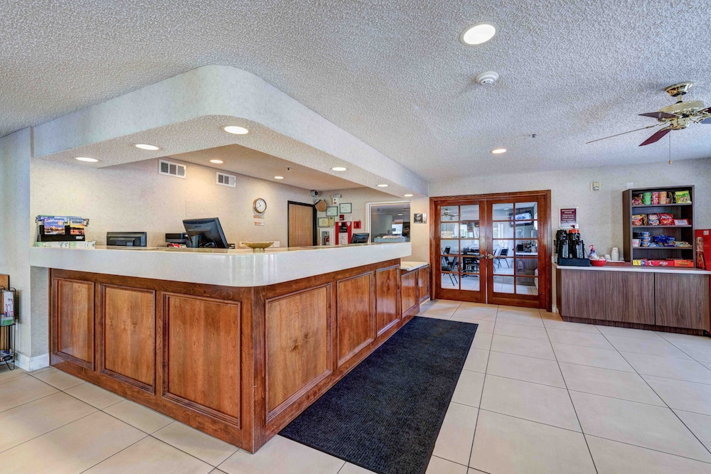 Lobby at Surestay Plus Hotel By Best Western Redding, REDDING - CA