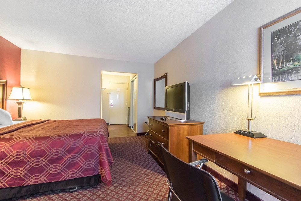 Econo Lodge Inn and Suites Joplin MO 31/42