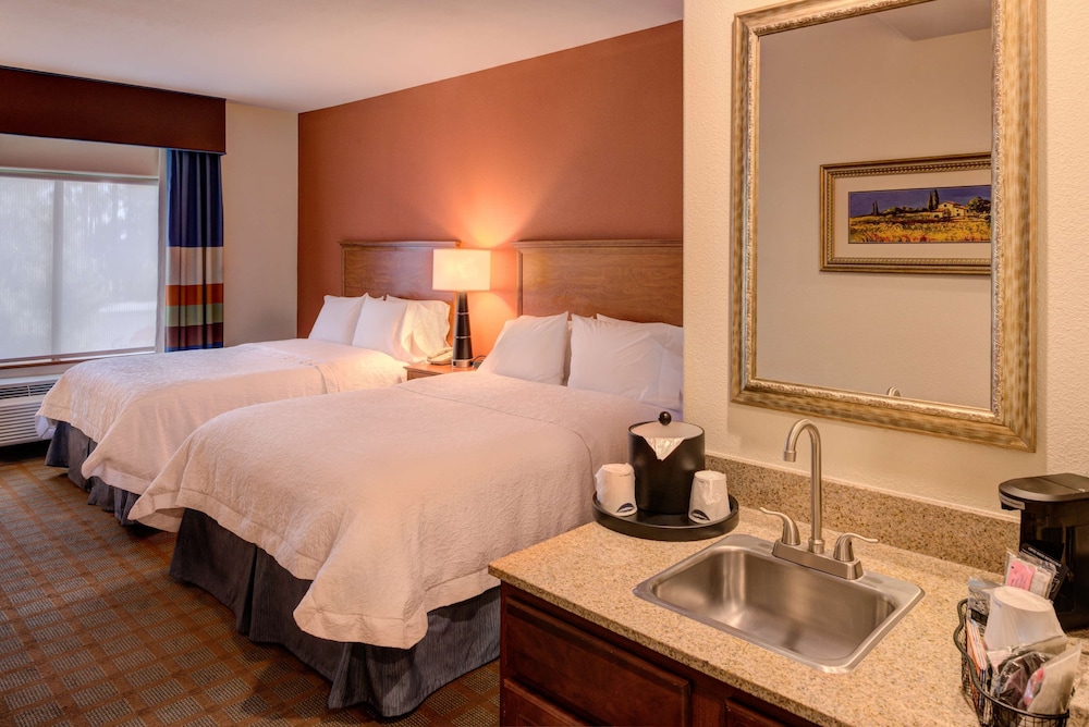Hampton Inn Suites Ontario 18/60