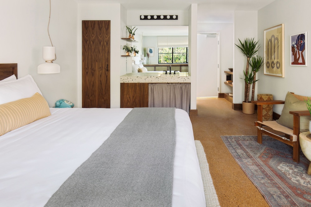 SUPERIOR, SUITE, KING BED