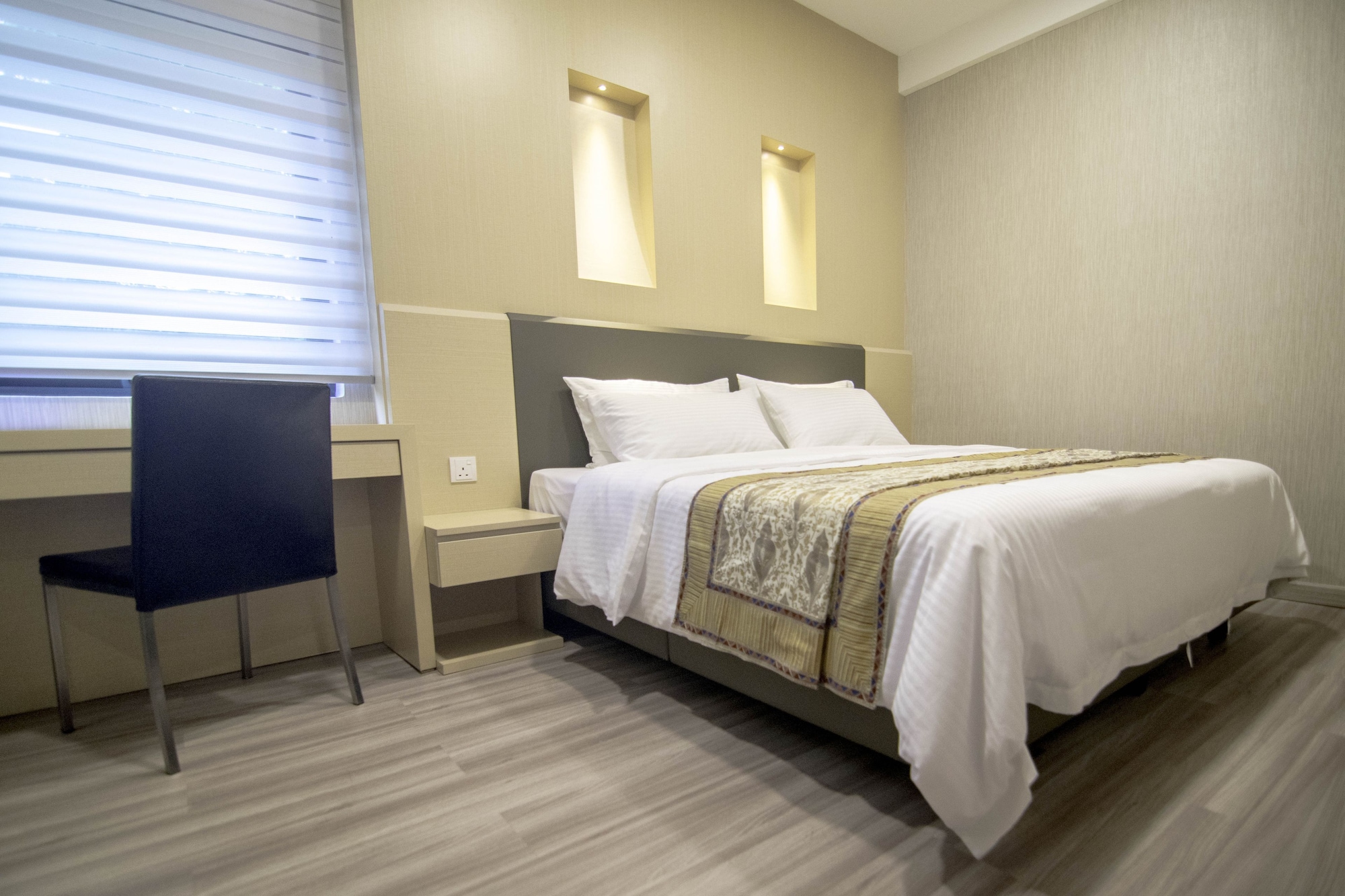 DELUXE, KING BED