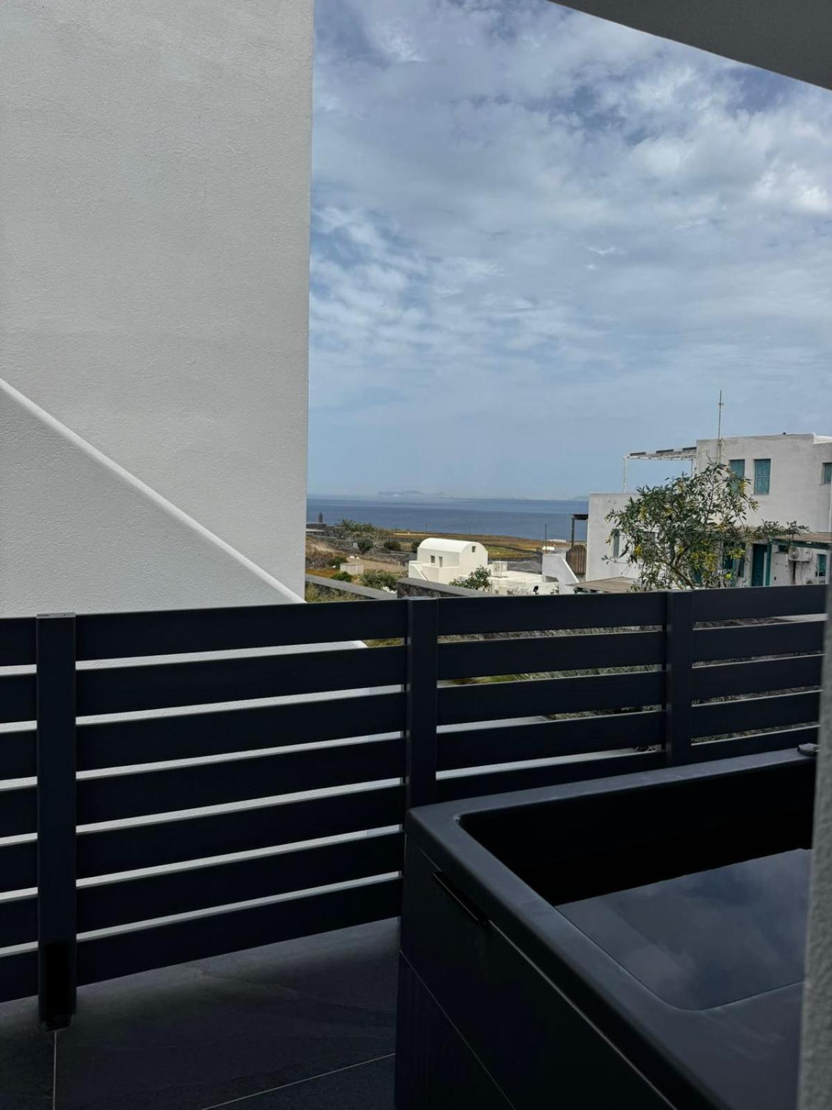 Nastram Suites Oia 13/30