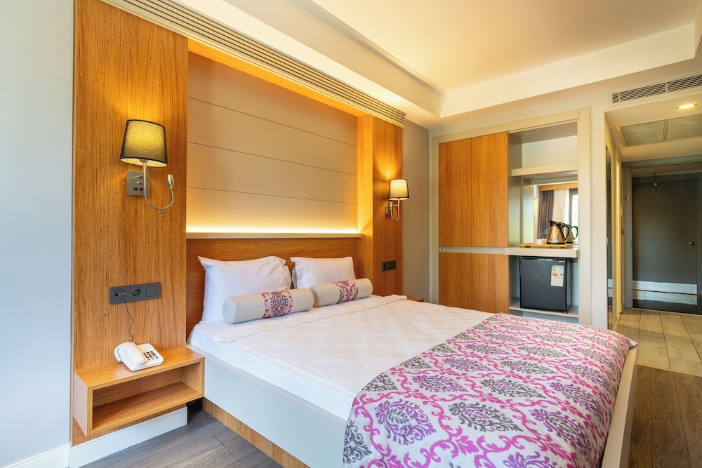 May Park Hotel 24/67