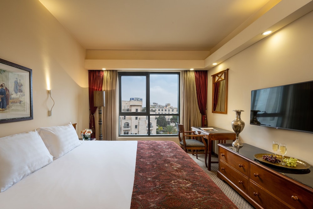 1 BEDROOM, SUITE, KING BED, BALCONY