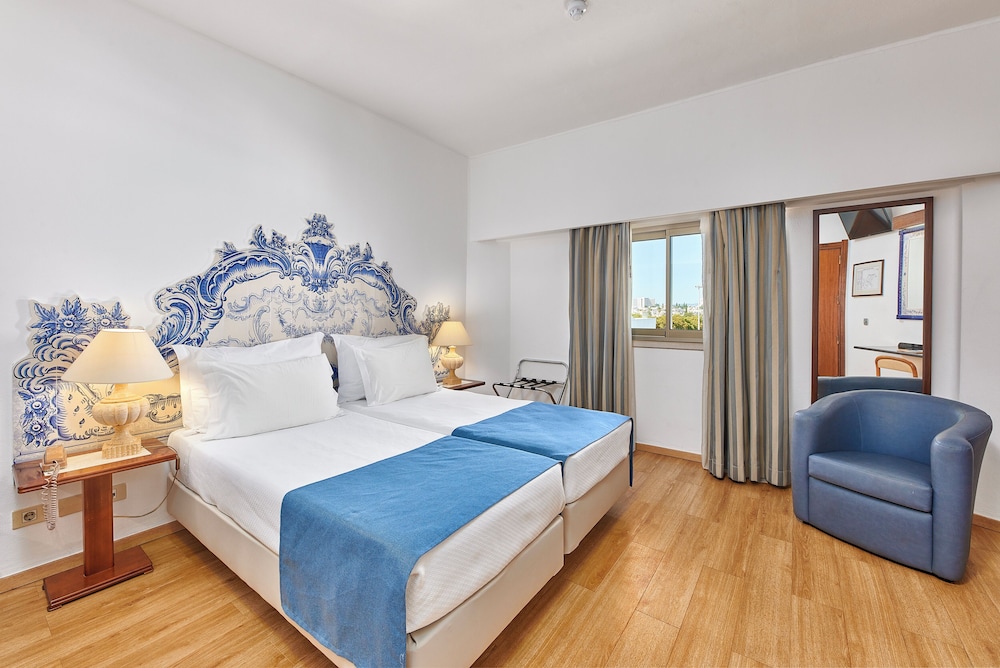 ROOM, TWIN BEDS